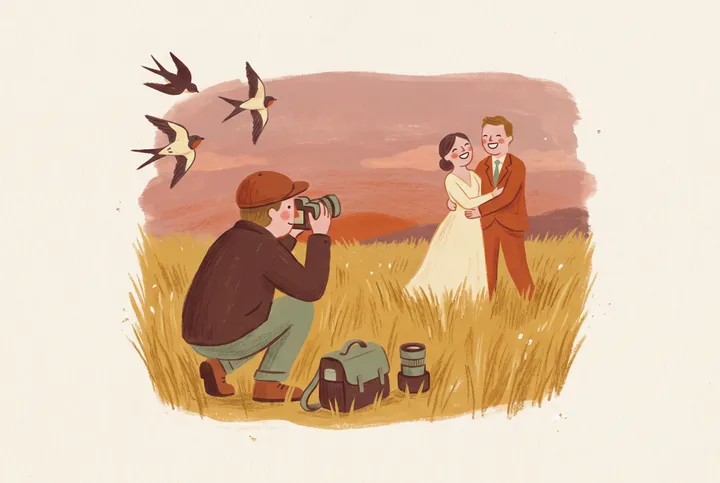 Ilustrace fotografky s foťákem, jak klečí na louce a fotí pár v pozadí při západu slunce.